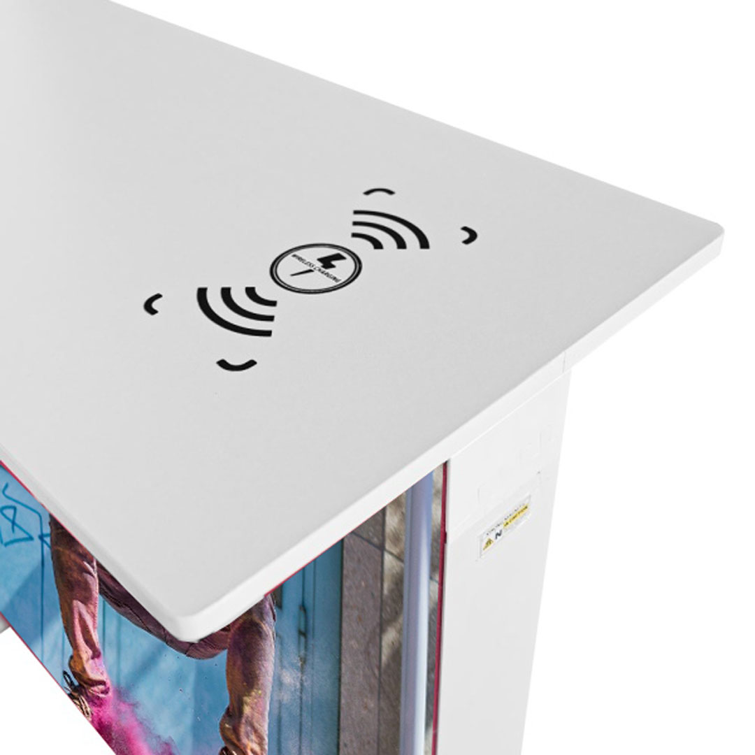 Detail der Tischplatte mit integrierter Ladefunktion