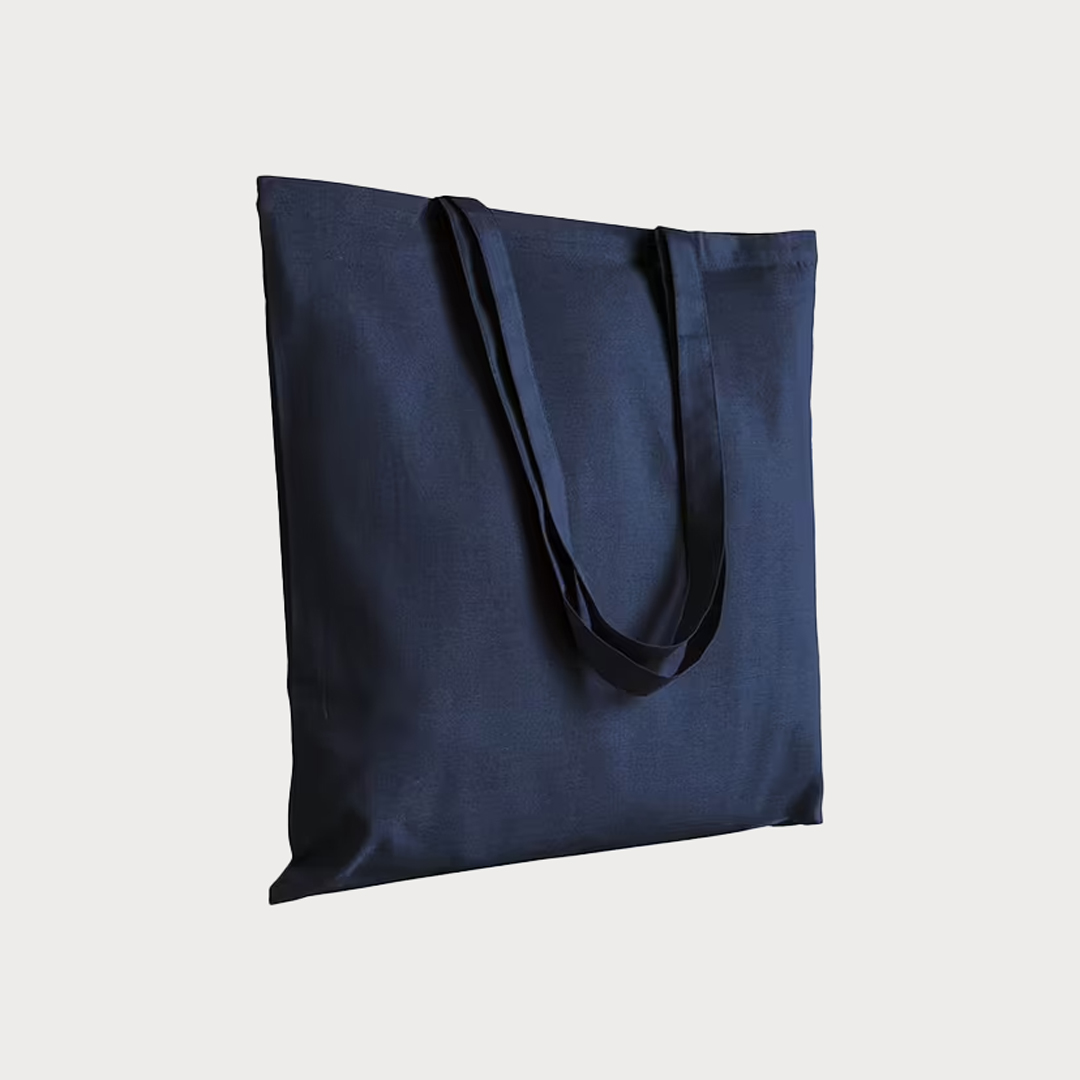 Eine navyblaue, unbedruckte Baumwolltasche mit zwei Henkeln.
