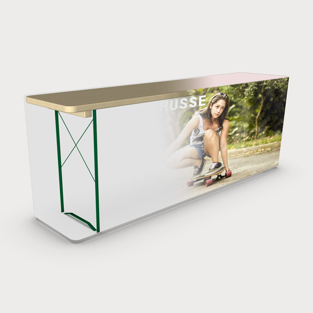 Biergartentisch mit grünem Metallgestell, teilweise bedeckt mit einer Biertischhusse aus bedruckter Bespannung 