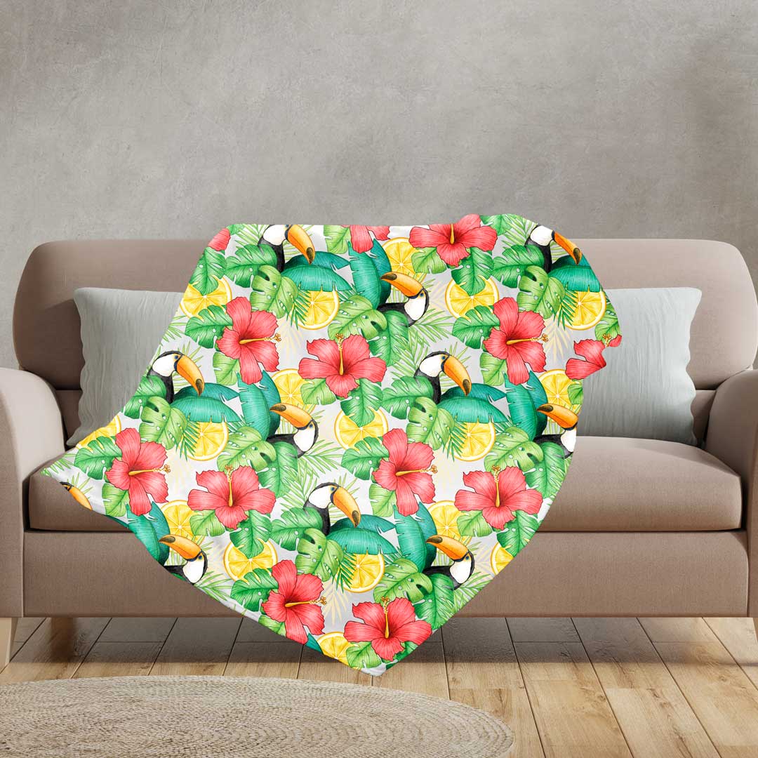 Bedruckte Fotodecke mit Blumenmotiv, ausgebreitet über einem Sofa