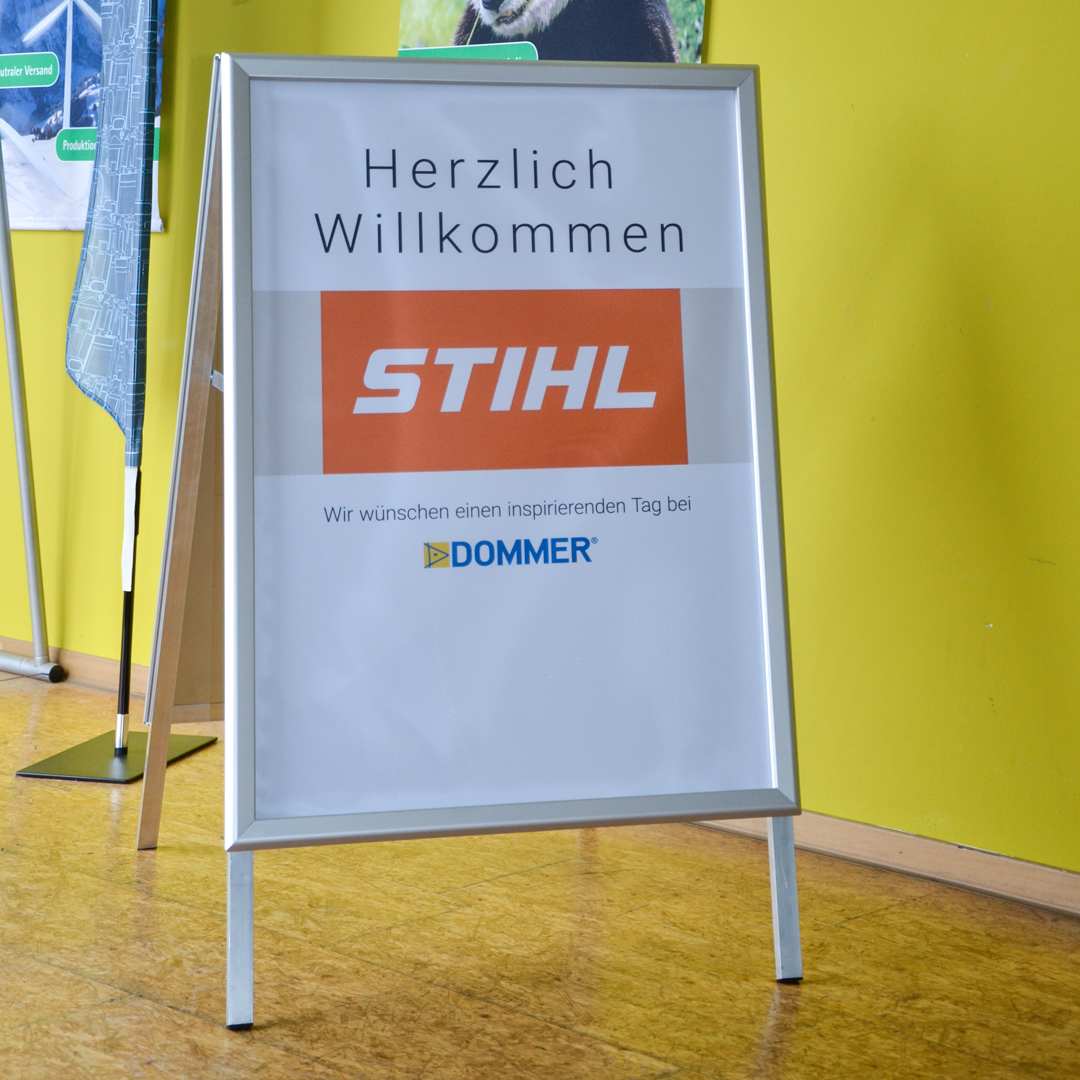 Kundenstopper mit orange bedruckter Bespannung im Innenbereich