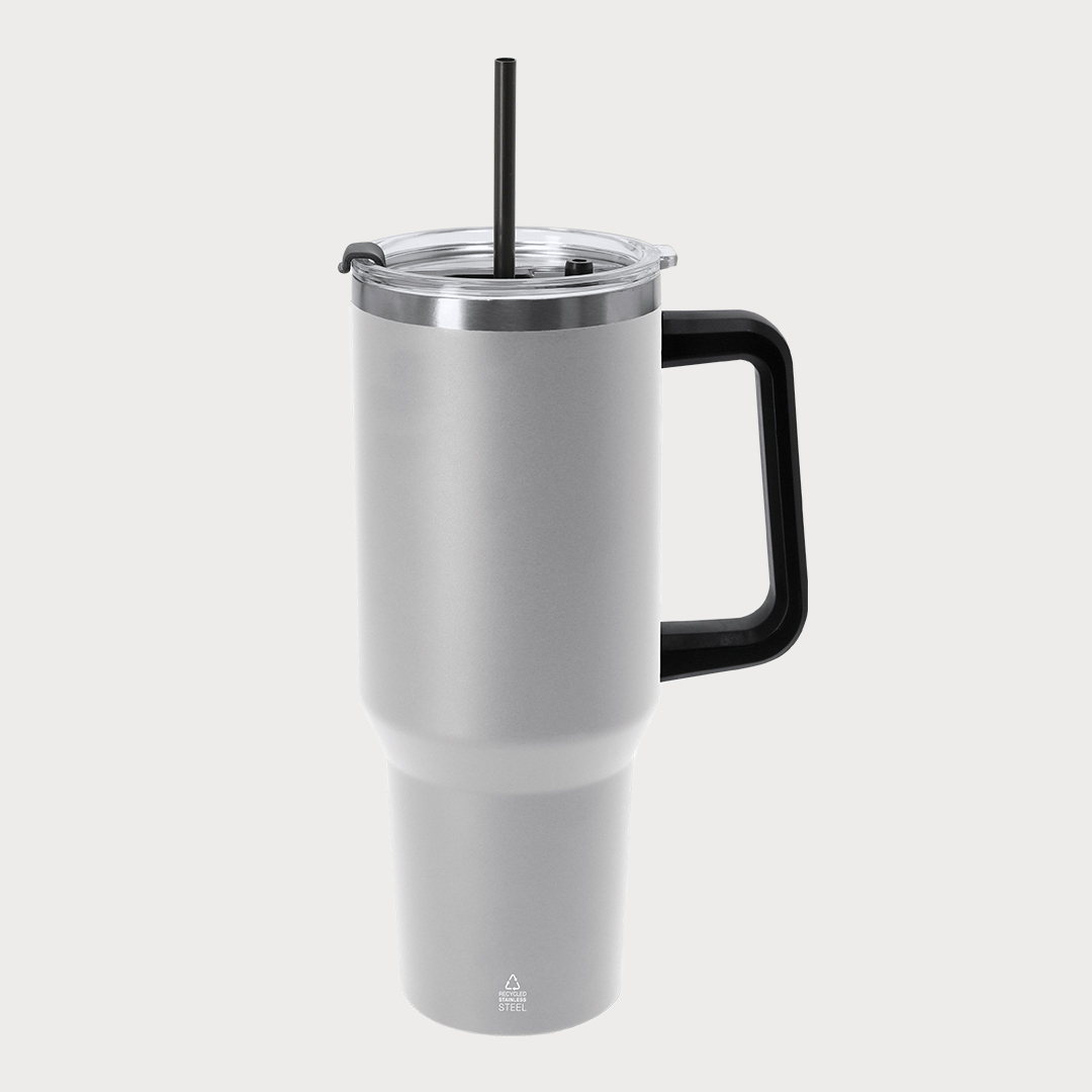 Ein großer, grauer Thermobecher mit Henkel, transparentem Deckel und schwarzem Trinkhalm.