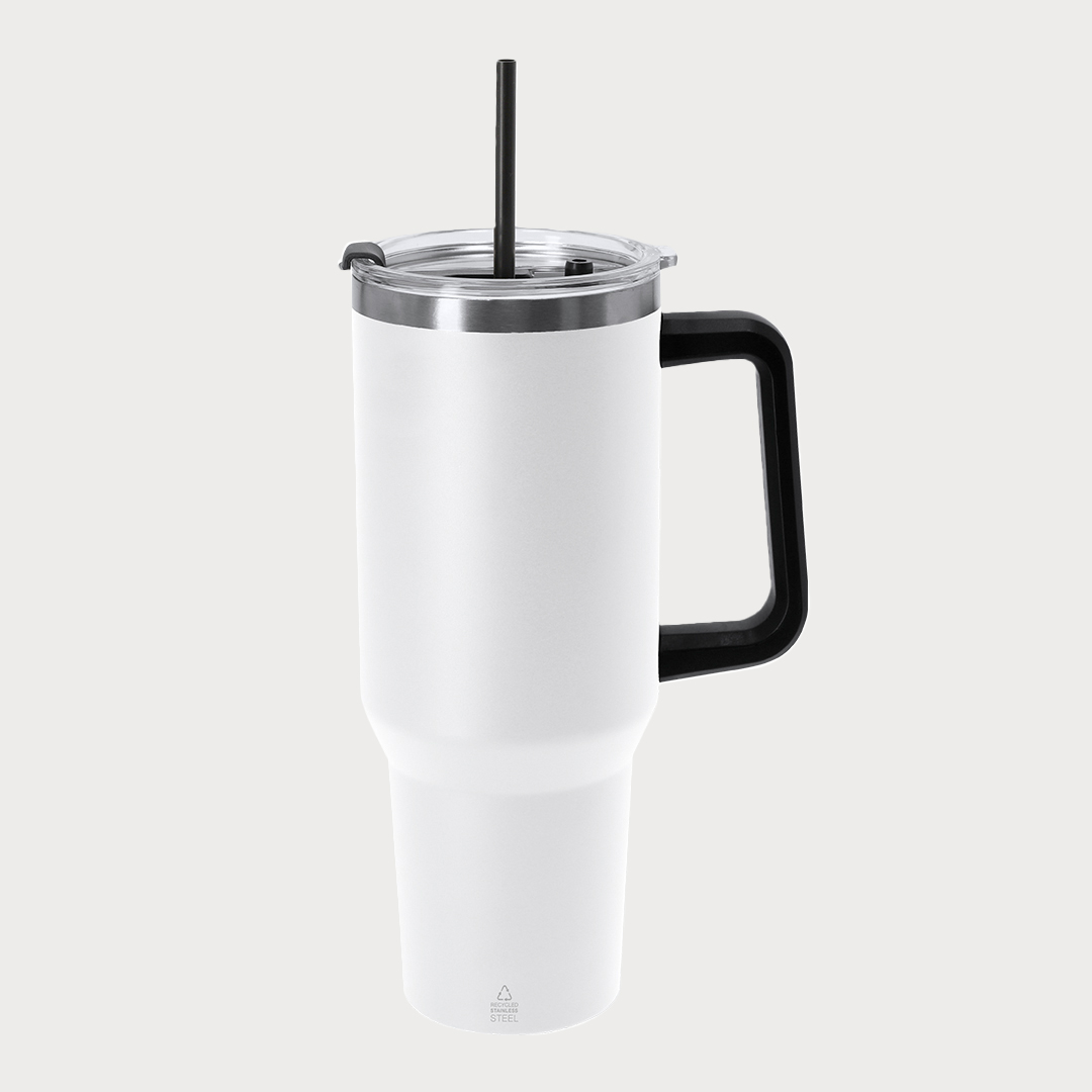 Ein großer, weißer Thermobecher mit Henkel, transparentem Deckel und schwarzem Trinkhalm.