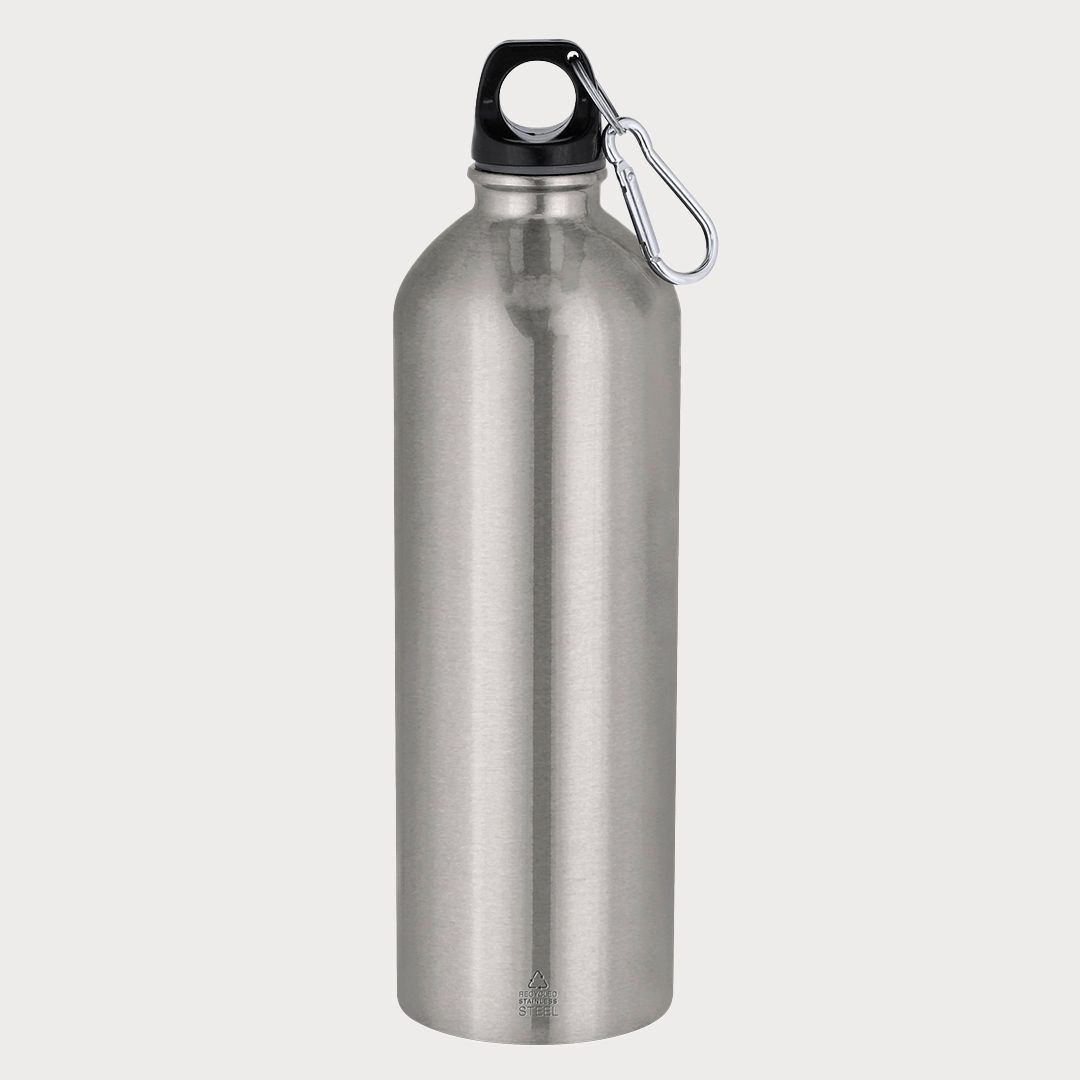 Eine silberne Edelstahl-Trinkflasche mit schwarzem Verschluss und einem Karabinerhaken.