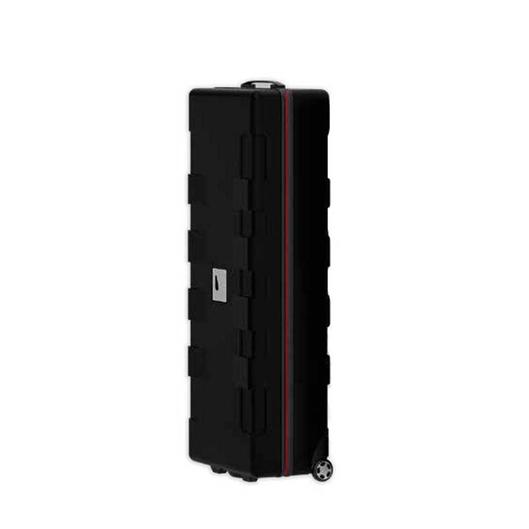 Geschlossener schwarzer Transportkoffer mit Griff und Rollen, stehend dargestellt.