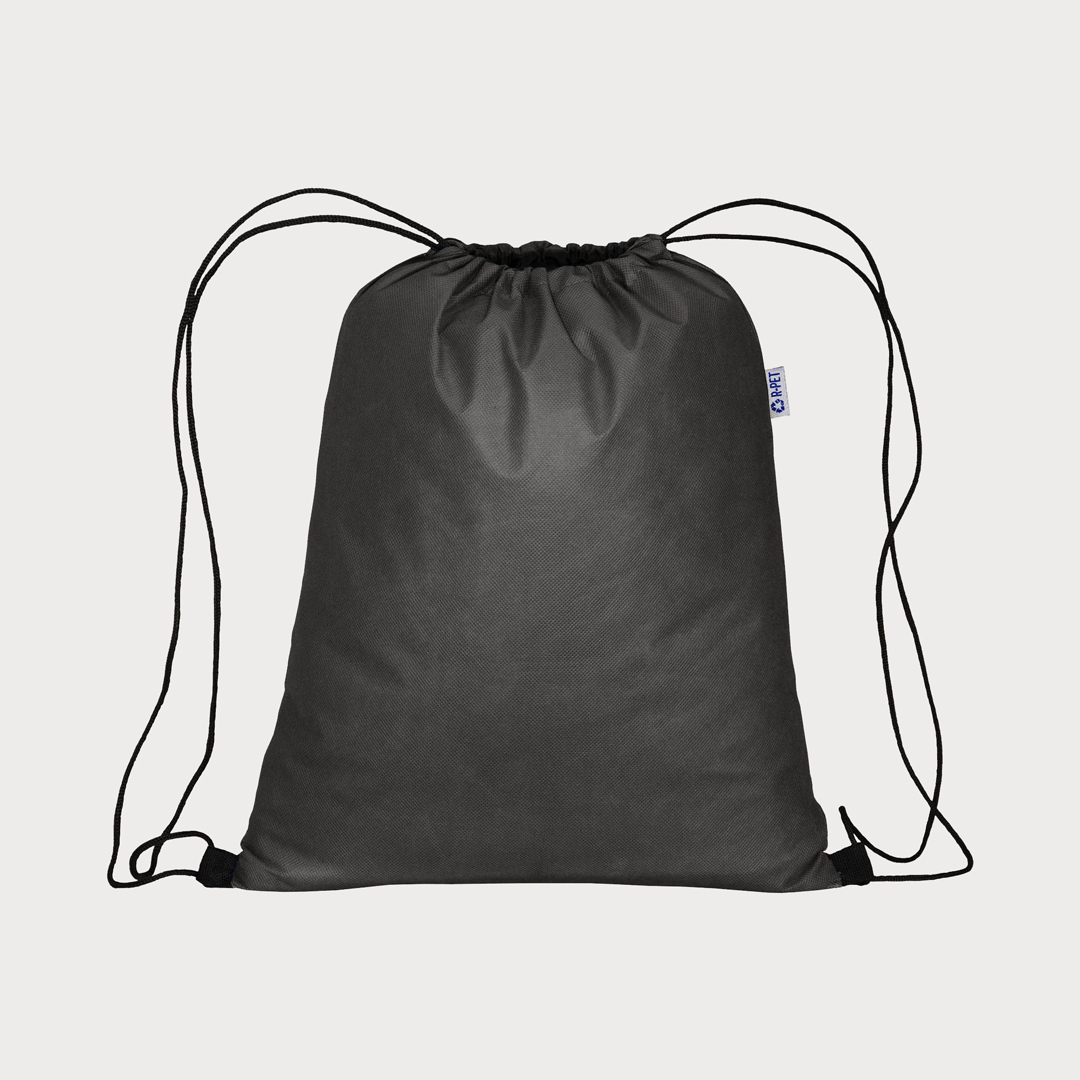Ein schwarzer Turnbeutel aus RPET-Material mit schwarzen Zugbändern.