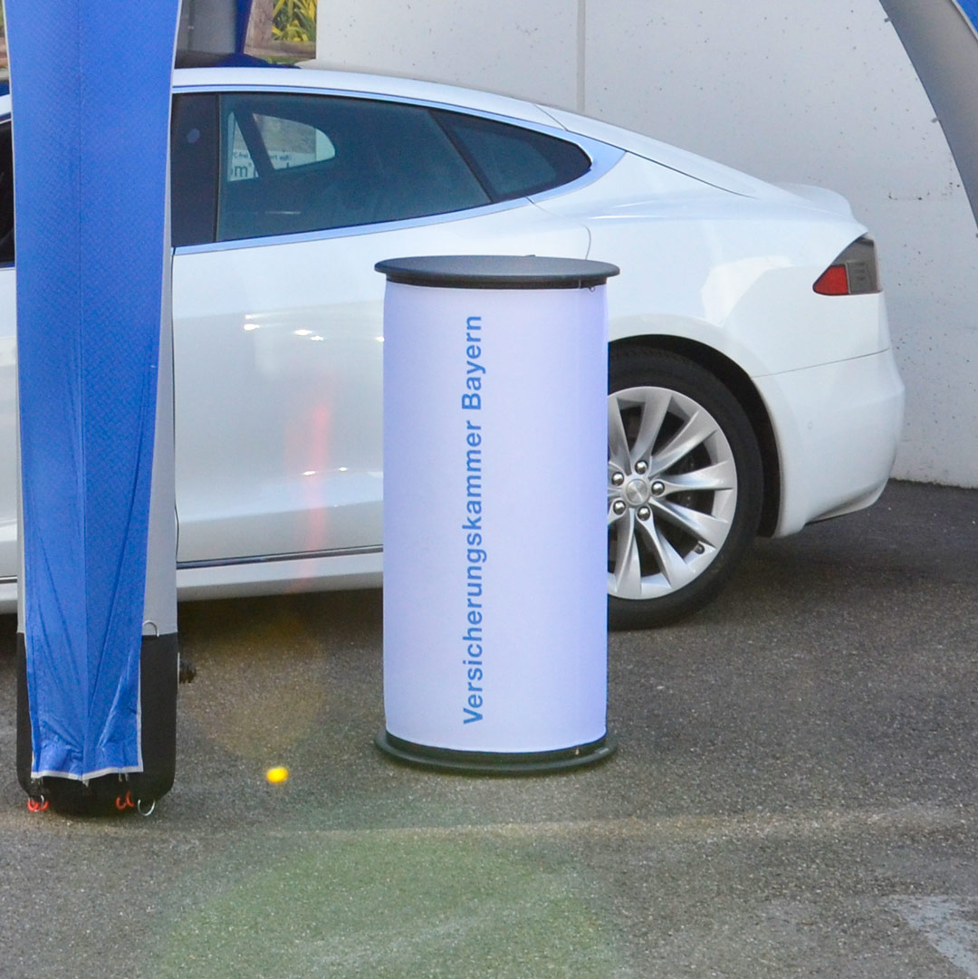 Airquick Counter mit bedruckter Bespannung im Außenbereich vor Elektrofahrzeug